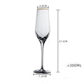 Elegant glas från GlasGalleriet.se med tydlig design och tydlig form, perfekt för drycker och festliga tillfällen.