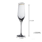 Elegant glas från GlasGalleriet.se med tydlig design och tydlig form, perfekt för drycker och festliga tillfällen.