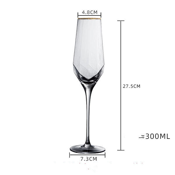 Elegant glas från GlasGalleriet.se med tydlig design och tydlig form, perfekt för drycker och festliga tillfällen.