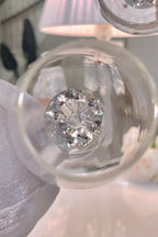 Två champagne- och vinklasor från Elizabeth Royal Diamond-udgåvan, glas med elegant design från GlasGalleriet.se.