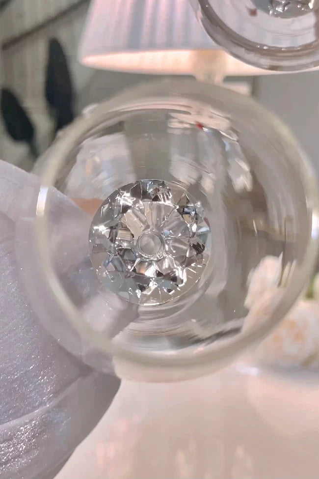 Två champagne- och vinklasor från Elizabeth Royal Diamond-udgåvan, glas med elegant design från GlasGalleriet.se.