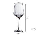 Elegant glas från GlasGalleriet.se, tydligt synligt, perfekt för drycker och festliga tillfällen.