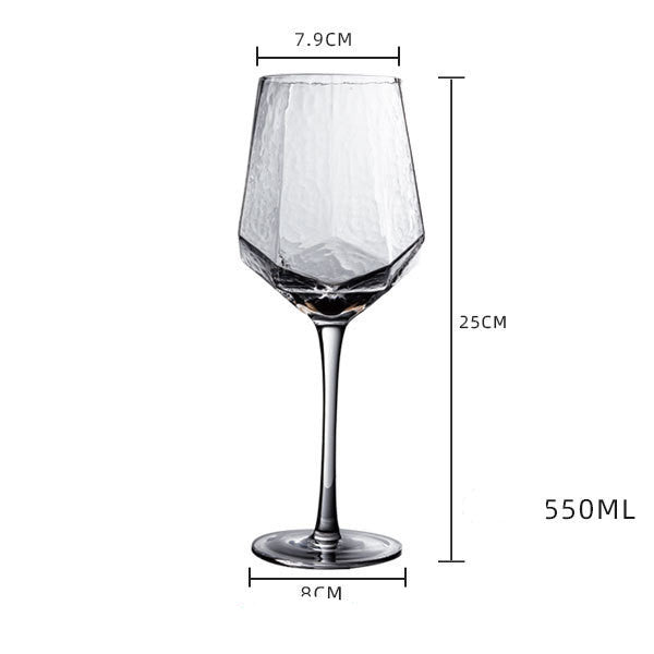 Elegant glas från GlasGalleriet.se, tydligt synligt, perfekt för drycker och festliga tillfällen.