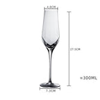 Bild av ett elegant glas från GlasGalleriet.se, klart och reflekterande, perfekt för drycker och servering.