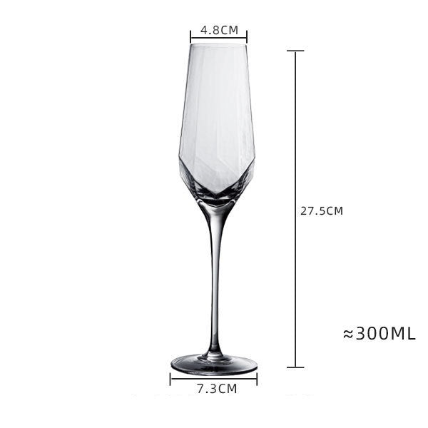 Bild av ett elegant glas från GlasGalleriet.se, klart och reflekterande, perfekt för drycker och servering.