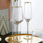 Vas i glas från GlasGalleriet.se, elegant och transparent, framtagen för att visa blommor eller som dekor.
