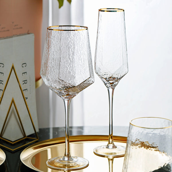 Vas i glas från GlasGalleriet.se, elegant och transparent, framtagen för att visa blommor eller som dekor.